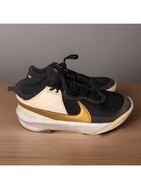 Nike Team Hustle D Basketball Shoes Black Gold White Youth 6.5Y Sneakers